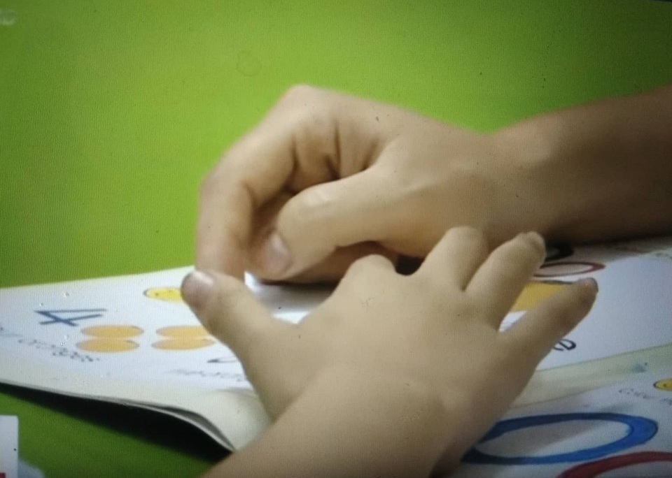 Học ngoại ngữ sai cách: Trẻ dễ bị loạn ngữ - 2 Có thể có tình trạng trẻ bị sang chấn tâm lý nếu ép buộc trẻ học ngoại ngữ không đúng cách. (Ảnh: vtv).