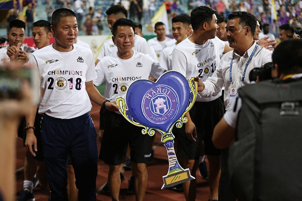 CLB Hà Nội ăn mừng đầy cảm xúc trong ngày nâng cúp vô địch V-League - 15 CLB Hà Nội ăn mừng đầy cảm xúc trong ngày nâng cúp vô địch V-League - 15