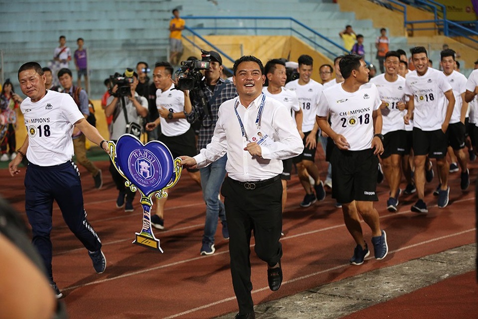 CLB Hà Nội ăn mừng đầy cảm xúc trong ngày nâng cúp vô địch V-League - 14 CLB Hà Nội ăn mừng đầy cảm xúc trong ngày nâng cúp vô địch V-League - 14