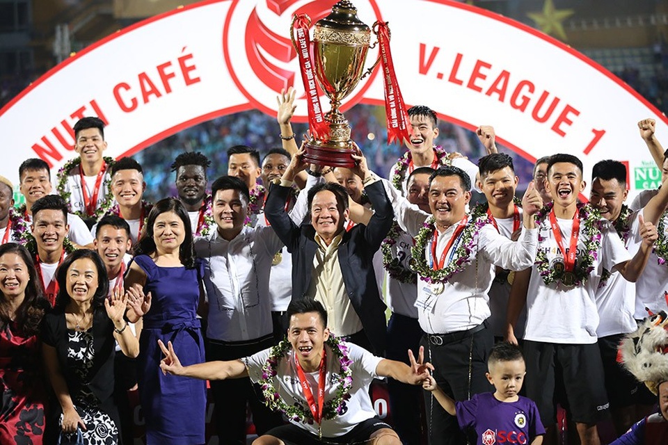 CLB Hà Nội ăn mừng đầy cảm xúc trong ngày nâng cúp vô địch V-League - 10 CLB Hà Nội ăn mừng đầy cảm xúc trong ngày nâng cúp vô địch V-League - 10