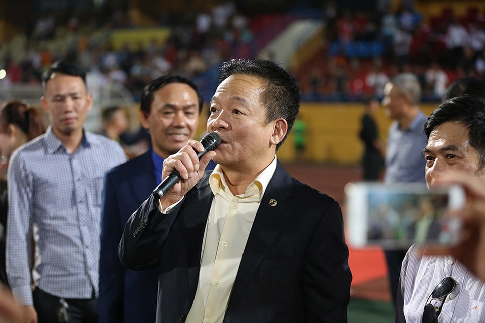 CLB Hà Nội ăn mừng đầy cảm xúc trong ngày nâng cúp vô địch V-League - 7
Ông bầu Đỗ Quang Hiển chia sẻ cảm xúc trong ngày nhận cúp