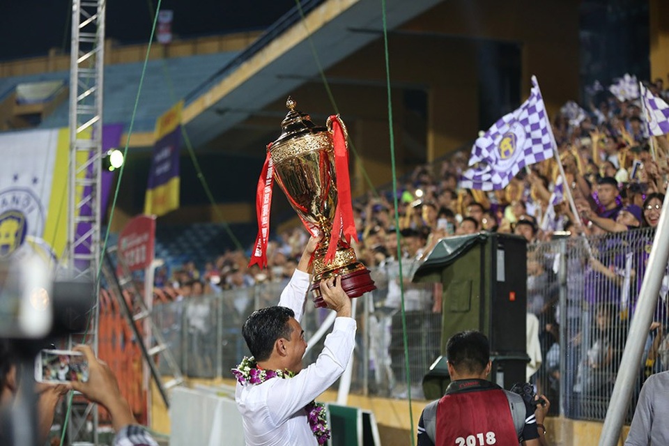 CLB Hà Nội ăn mừng đầy cảm xúc trong ngày nâng cúp vô địch V-League - 5
Chủ tịch CLB Nguyễn Quốc Hội nâng cao chức vô địch Nuti Cafe V-League 2018