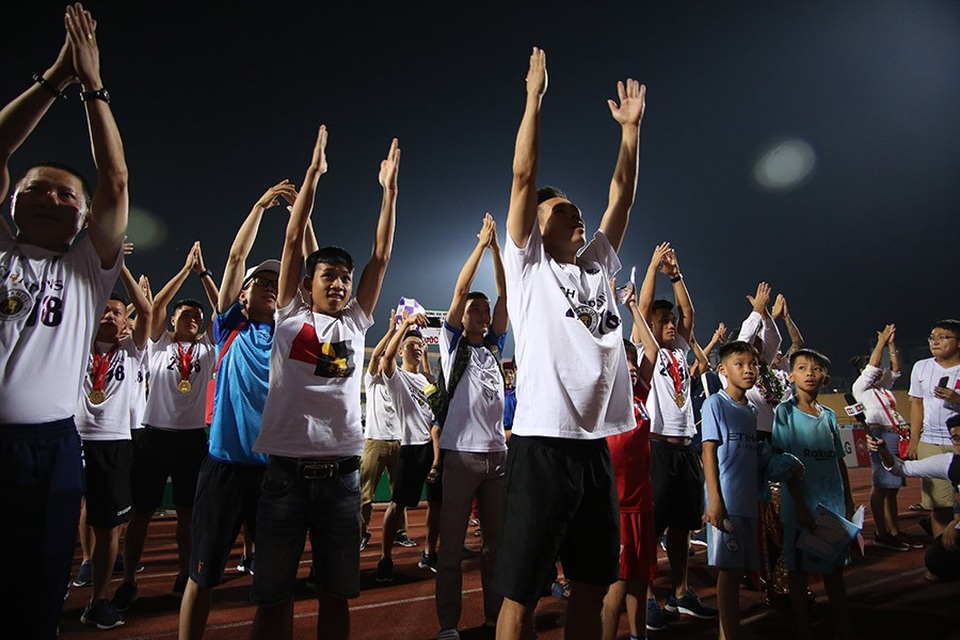 CLB Hà Nội ăn mừng đầy cảm xúc trong ngày nâng cúp vô địch V-League - 3
Cầu thủ Hà Nội chia vui với cổ động viên