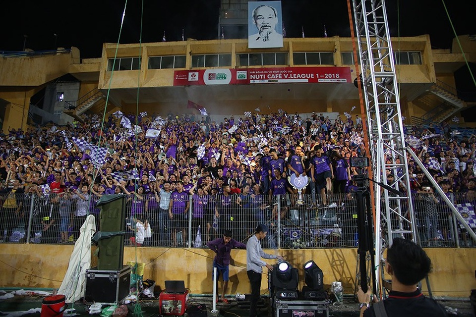 CLB Hà Nội ăn mừng đầy cảm xúc trong ngày nâng cúp vô địch V-League - 2
Niềm vui của cổ động viên CLB Hà Nội