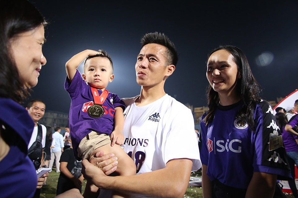 CLB Hà Nội ăn mừng đầy cảm xúc trong ngày nâng cúp vô địch V-League - 1
Văn Quyết bên vợ con trong ngày vô địch