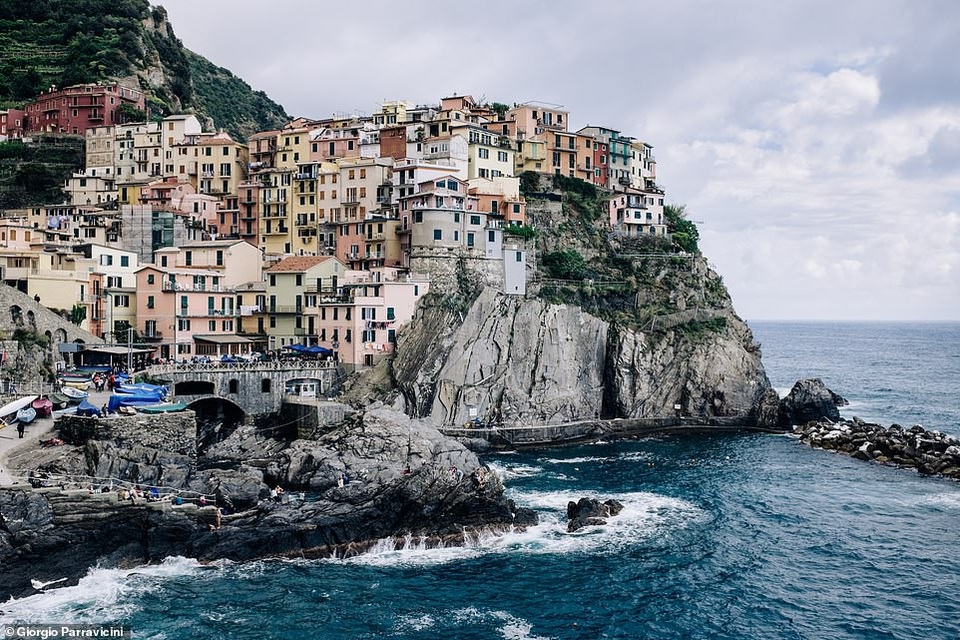Ngôi làng xinh đẹp Manarola nằm ngay trên một vách núi ở miền tây bắc nước Ý. Nơi đây nổi tiếng với việc sản xuất rượu Sciacchetrà.