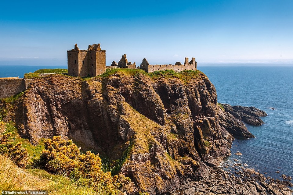 Phế tích của lâu đài Dunnottar nằm ở thị trấn Stonehaven, Scotland mở cửa chào đón du khách quanh năm.