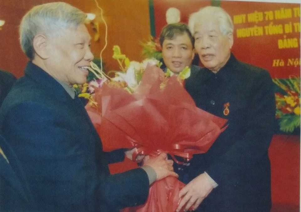 Nguyên Tổng Bí thư Lê Khả Phiêu nói về “anh Mười” cố vấn - 2 Nguyên Tổng Bí thư Lê Khả Phiêu chúc mừng nguyên Tổng Bí thư Đỗ Mười nhân dịp anh Mười nhận huy hiệu 70 năm tuổi Đảng.