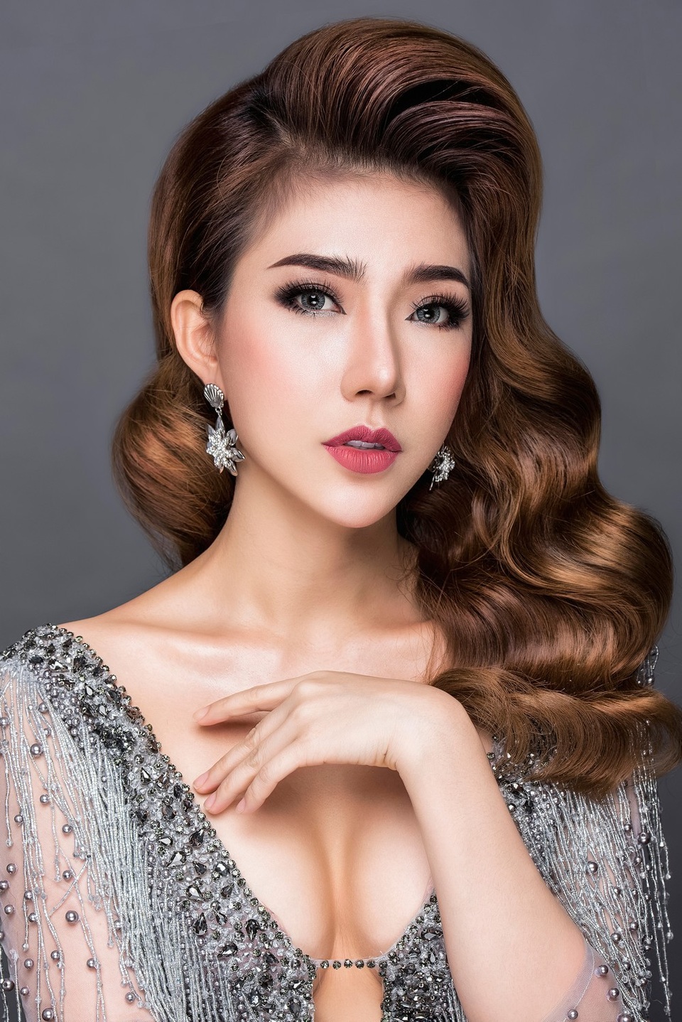 Hoàng Y Nhung: "Đắt show hơn nhờ đăng quang hoa hậu" - 3 Hoàng Y Nhung: "Đắt show hơn nhờ đăng quang hoa hậu" - 3