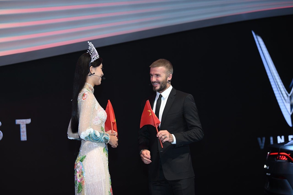David Beckham: “Xe VinFast quá đẹp và đẳng cấp” - 3
Hoa hậu Việt Nam 2018 Tiểu Vy nói lời cảm ơn sự có mặt của David Beckham và tặng cựu danh thủ người Anh món quà lưu niệm là lá cờ Việt Nam.