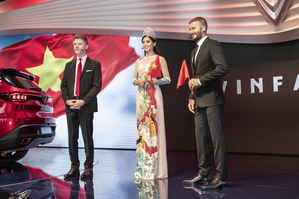 David Beckham: “Xe VinFast quá đẹp và đẳng cấp” - 4
Hình ảnh Hoa hậu Việt Nam 2018 và huyền thoại bóng đá của Manchester United cầm lá cờ đỏ sao vàng cười rạng rỡ trên sân khẩu, bên cạnh hai mẫu xe Lux A2.0 và Lux SA2.0 đã làm xúc động hàng triệu trái tim Việt Nam.