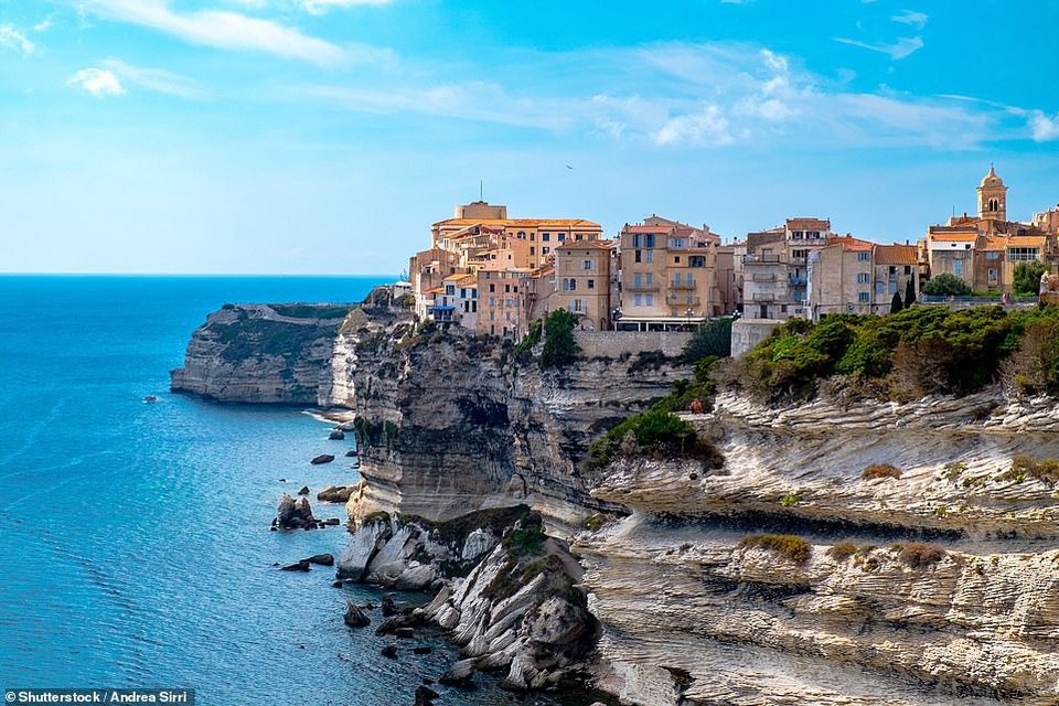 Thị trấn Bonifacio nằm trên đảo Corsica (Pháp) có địa thế rất ấn tượng, những ngôi nhà nằm ngay ở rìa mép của một vách núi đá vôi. Cách tốt nhất để đến thăm thị trấn xinh đẹp này là đi bằng thuyền.