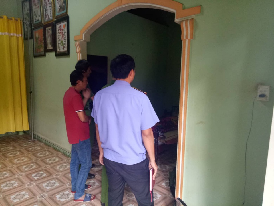 Mẹ tử vong với nhiều thương tích, con trai uống thuốc sâu tự vẫn - 1 Cơ quan chức năng tiến hành công tác khám nghiệm làm rõ vụ việc