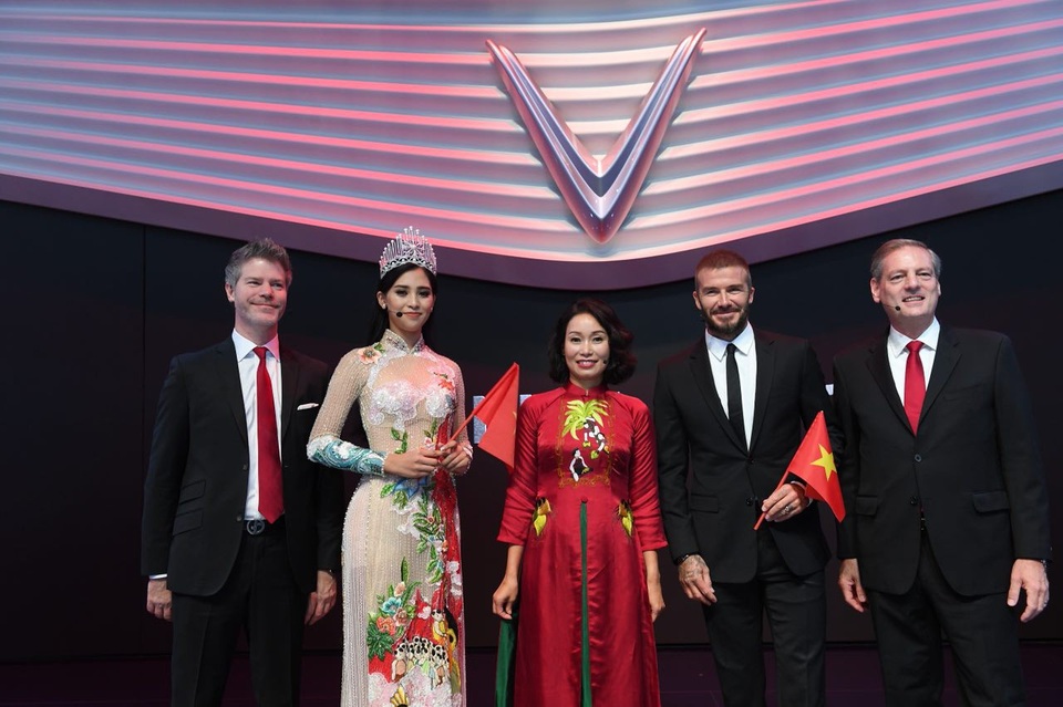 David Beckham: “Xe VinFast quá đẹp và đẳng cấp” - 5
Tiểu Vy và David Beckham chụp ảnh lưu niệm cùng Ban lãnh đạo của VinFast. Từ trái qua phải: ông Dave Lyon - Giám đốc thiết kế của VinFast, Hoa hậu Tiểu Vy, bà Lê Thị Thu Thuỷ - Phó Chủ tịch Tập đoàn Vingroup kiêm Chủ tịch VinFast, ông James Deluca - Tổng giám đốc nhà máy VinFast.