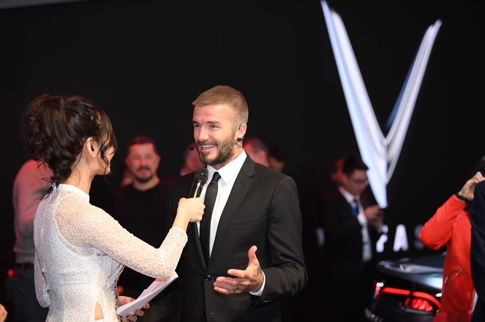 David Beckham: “Xe VinFast quá đẹp và đẳng cấp” - 6
Chia sẻ tại lễ ra mắt, David Beckham bày tỏ sự than phục trước sự phát triển thần tốc của VinFast: “Thật khó tin là trong thời gian ngắn như vậy mà các bạn có thể cho ra đời những chiếc xe tuyệt vời. Tôi đã tới Việt Nam rất nhiều lần. Tôi nhận thấy được niềm đam mê và lòng tự tôn dân tộc của Việt Nam. Tôi cho rằng đây là một cách thể hiện sự sáng tạo và niềm tự hào Việt Nam”.