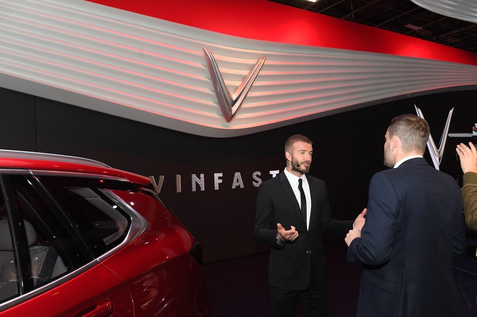 David Beckham: “Xe VinFast quá đẹp và đẳng cấp” - 7
David Beckham hào hứng chia sẻ cùng các khách mời khác tại buổi lễ. Tận mắt thấy 2 mẫu xe VinFast, nam tài tử đã phải thốt lên: “Xe quá đẹp và đẳng cấp”.