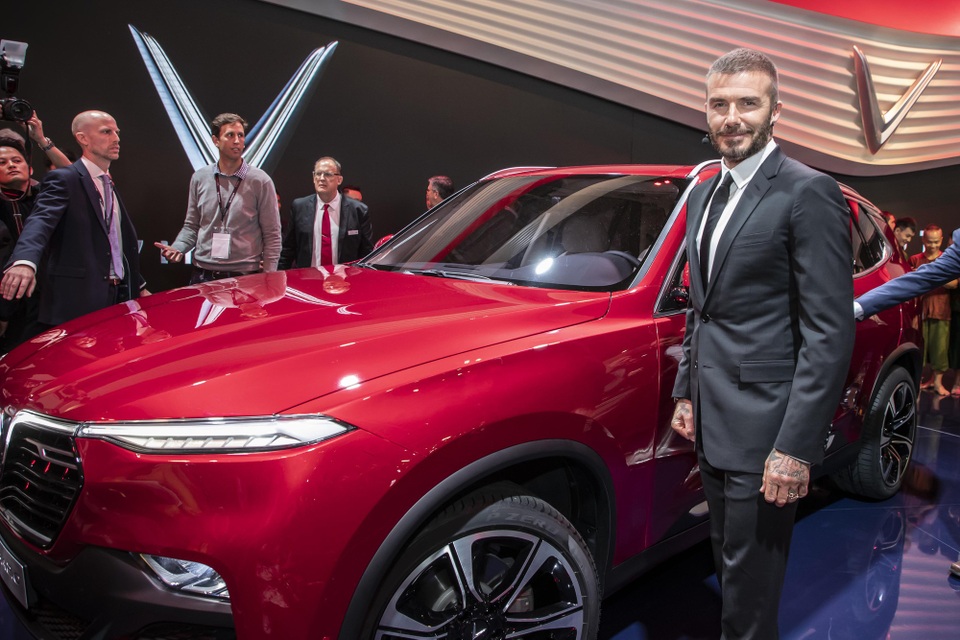 David Beckham: “Xe VinFast quá đẹp và đẳng cấp” - 8
Anh tạo dáng vô cùng lịch lãm bên cạnh chiếc SUV LUX SA2.0.