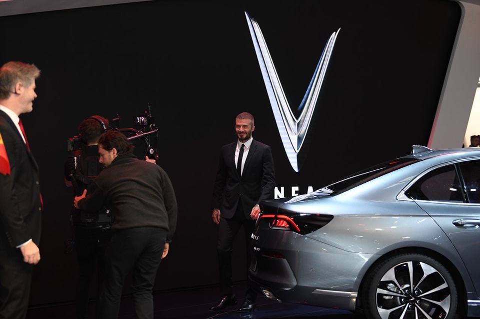 David Beckham: “Xe VinFast quá đẹp và đẳng cấp” - 9
Và cũng không quên đến ngắm chiếc Sedan Lux A2.0 sang trọng.