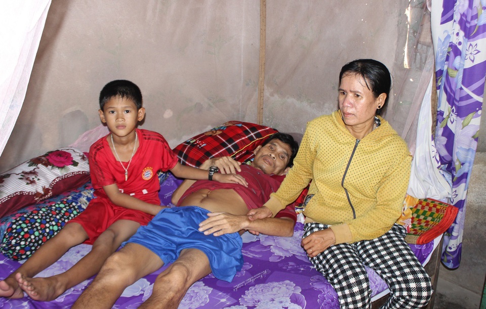 Bị ung thư, cha cắn răng ở nhà chịu đau để vợ con đỡ khổ - 1
Anh Trọng bị ung thư đại tràng di căn sang gan