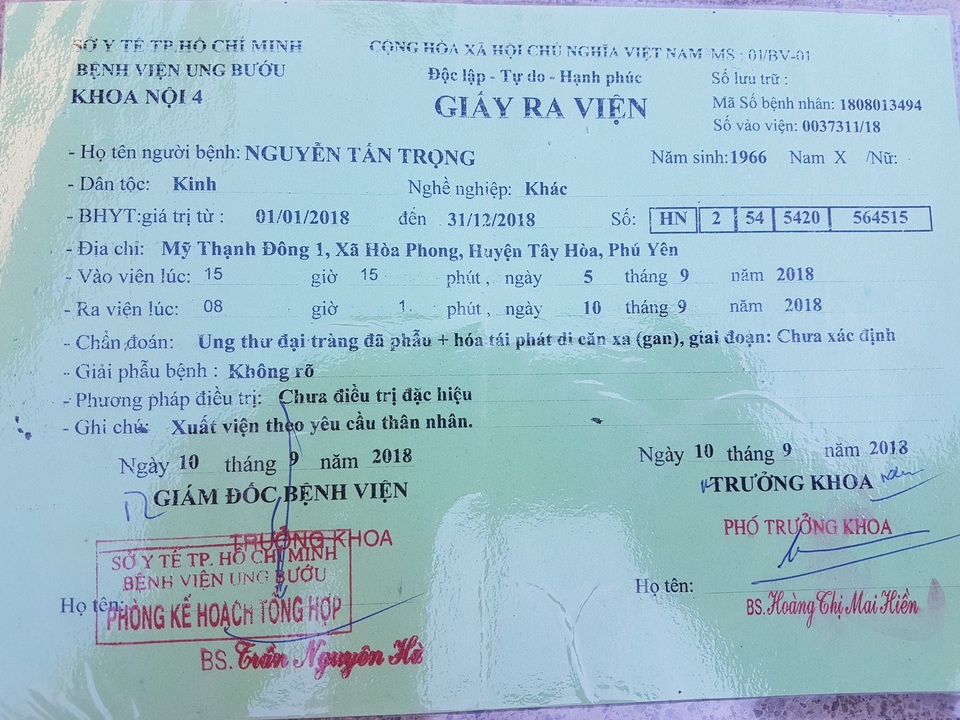 Bị ung thư, cha cắn răng ở nhà chịu đau để vợ con đỡ khổ - 2 Vì không muốn vợ con gánh thêm nợ nần nên anh Trọng quyết định xuất viện để về nhà