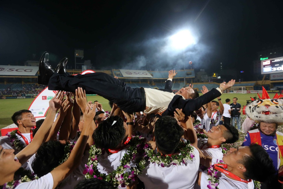 Thắng đậm Cần Thơ, CLB Hà Nội trọn niềm vui trong ngày nâng cúp vô địch V-League - 4
Cầu thủ CLB Hà Nội thể hiện cảm xúc đặc biệt với ông bầu Đỗ Quang Hiển - Ảnh: Gia Hưng