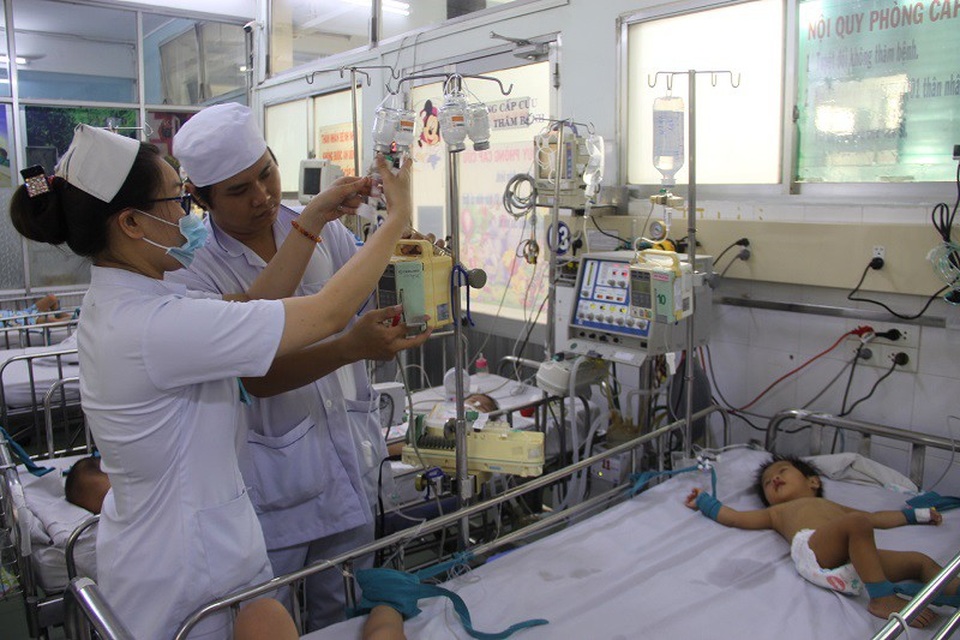 TPHCM: 3 loại bệnh truyền nhiễm nguy hiểm tăng nhanh - 3 Phụ huynh phải cảnh giác trước những dấu hiệu bệnh của trẻ để kịp thời đưa bé đến bác sĩ khi cần