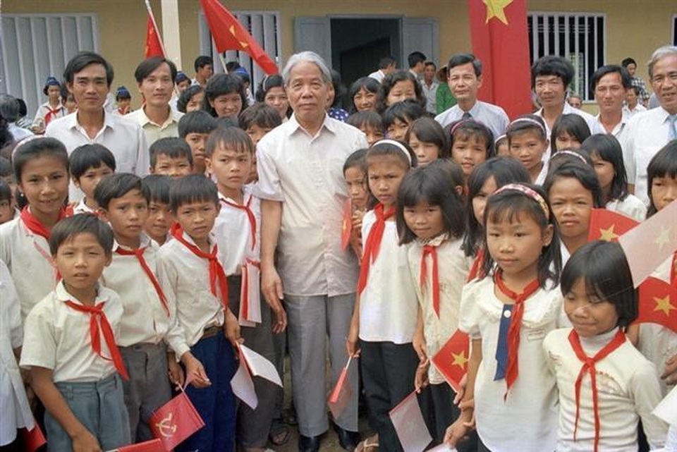Những hoạt động nổi bật của nguyên Tổng Bí thư Đỗ Mười - 14
Tổng Bí thư Đỗ Mười với thiếu nhi trường PTTH An Thạch, huyện Bến Lức, tỉnh Long An (28/9/1996). Ảnh: Xuân Lâm - TTXVN
