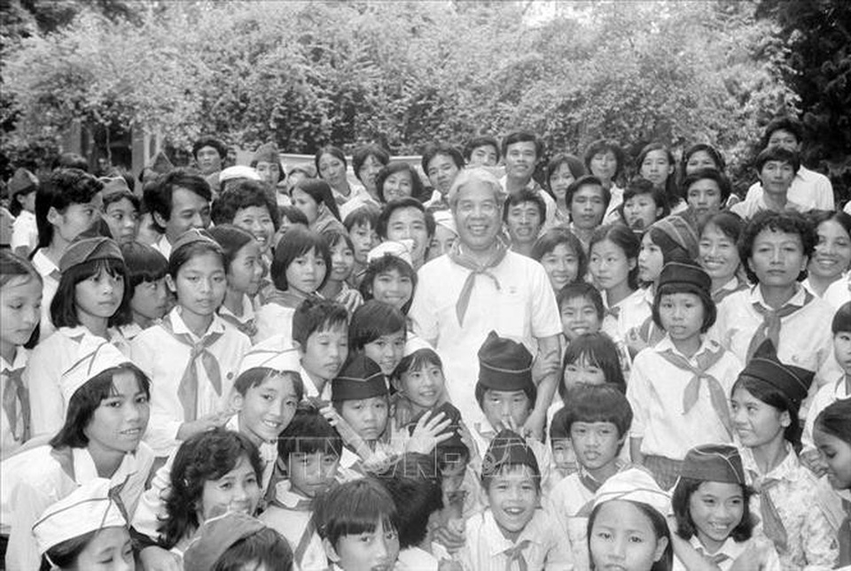 Những hoạt động nổi bật của nguyên Tổng Bí thư Đỗ Mười - 2
Chủ tịch Hội đồng Bộ trưởng Đỗ Mười gặp gỡ thiếu nhi Hà Nội và Thái Bình nhân dịp các cháu vào viếng lăng Bác và thăm Bảo tàng Hồ Chí Minh, ngày 19/5/1990. Ảnh: Minh Đạo/TTXVN