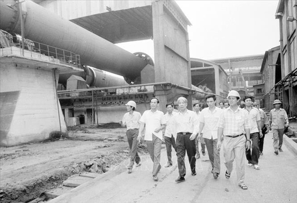 Những hoạt động nổi bật của nguyên Tổng Bí thư Đỗ Mười - 3
Chủ tịch Hội đồng Bộ trưởng Đỗ Mười thăm nhà máy xi măng Hải Phòng, ngày 25/3/1991. Ảnh: Minh Đạo/TTXVN