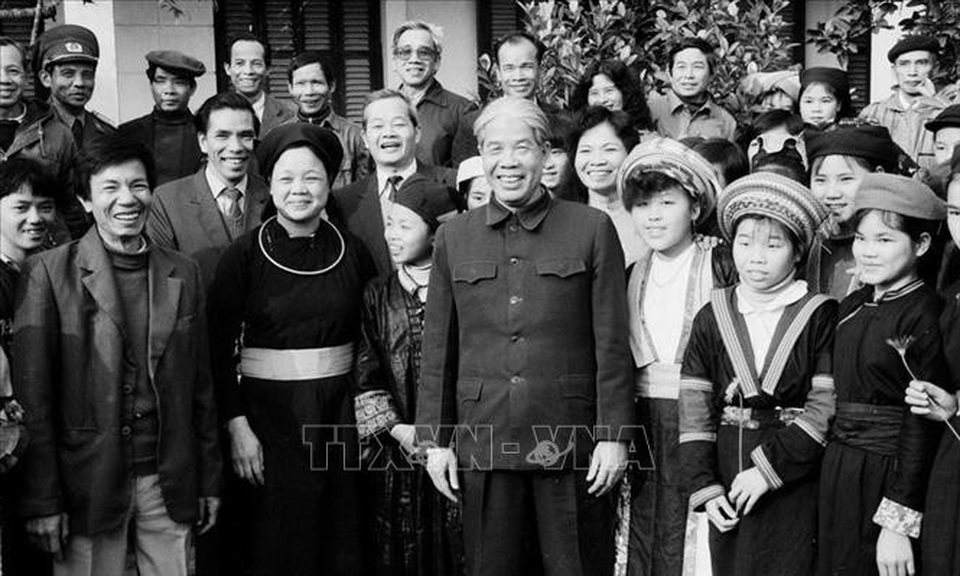 Những hoạt động nổi bật của nguyên Tổng Bí thư Đỗ Mười - 4
Tổng Bí thư Đỗ Mười thăm trường PTTH dân tộc tỉnh Tuyên Quang, tháng 2/1992. Ảnh: Xuân Lâm/TTXVN