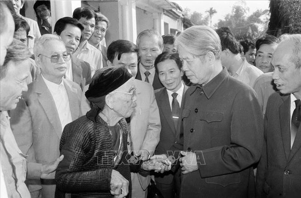 Những hoạt động nổi bật của nguyên Tổng Bí thư Đỗ Mười - 5
Tổng Bí thư Đỗ Mười nói chuyện thân mật với nhân dân xã Lê Lợi, huyện Thường Tín (Hà Tây cũ), ngày 1/11/1992. Ảnh: Xuân Lâm/TTXVN