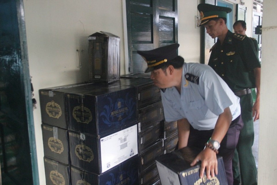 Liên tiếp bắt giữ hàng lậu, hàng cấm trên Quốc lộ 9 - 2 Toàn bộ hàng hóa bị cơ quan chức năng thu giữ.