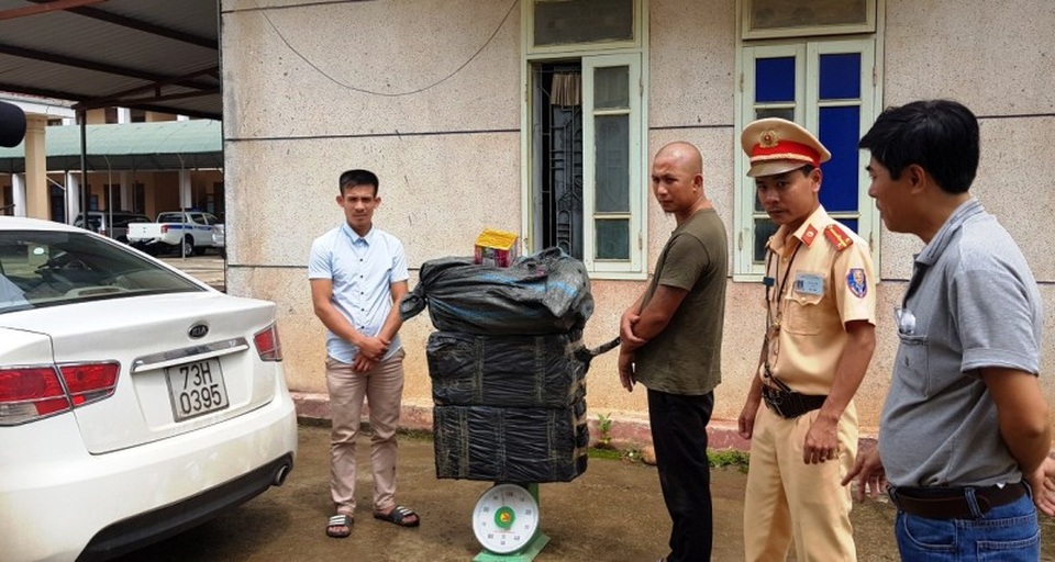 Liên tiếp bắt giữ hàng lậu, hàng cấm trên Quốc lộ 9 - 3 Lực lượng CSGT chặn bắt phương tiện chở pháo lậu. (Ảnh N.P)