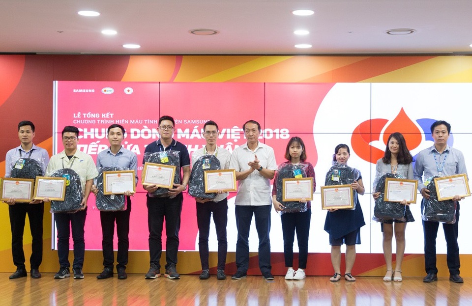 Gần 18.000 đơn vị máu được hiến tặng trong chương trình "Chung dòng máu Việt 2018" - 1 Gần 18.000 đơn vị máu được hiến tặng trong chương trình "Chung dòng máu Việt 2018" - 1