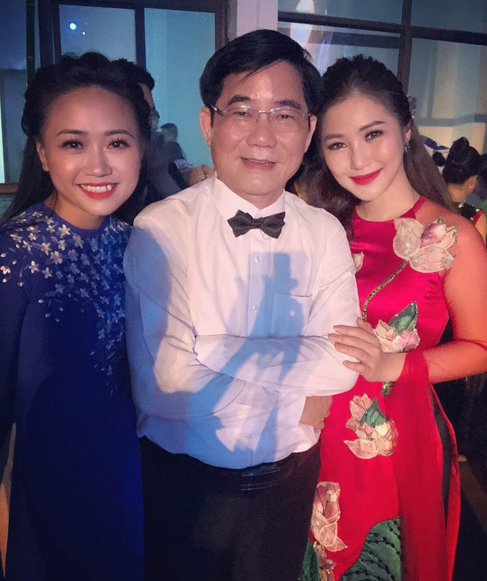 Hương Tràm tặng bố mẹ món quà đặc biệt sau quãng thời gian "Nam tiến" - 6 Mới đây, nữ ca sĩ vô cùng hạnh phúc khi cả gia đình cùng hội ngộ trên sân khấu “Tìm về câu ví giặm” - đêm nhạc kỷ niệm 40 năm con đường âm nhạc của bố Hương Tràm.