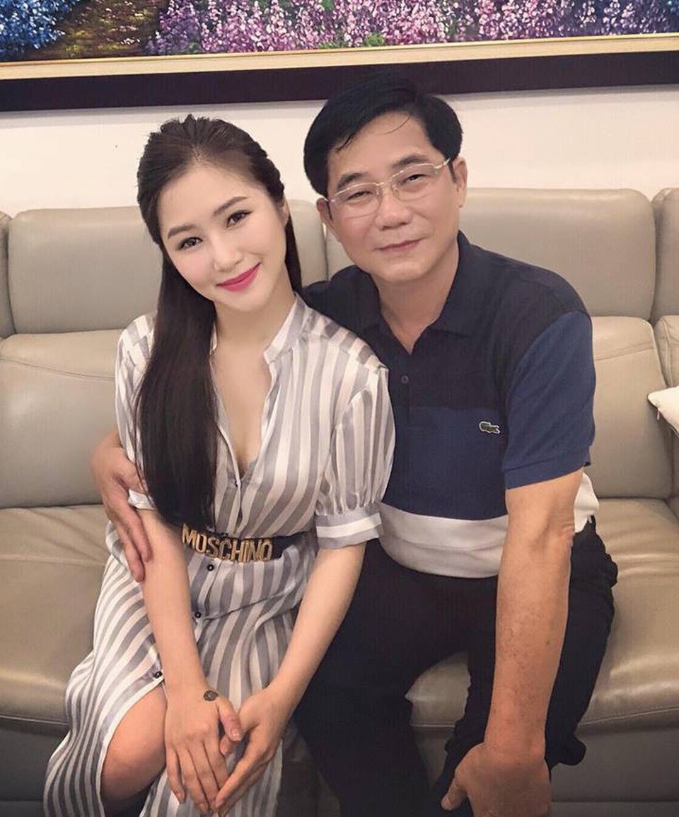 Hương Tràm tặng bố mẹ món quà đặc biệt sau quãng thời gian "Nam tiến" - 5 Hương Tràm xuất thân là con nhà nòi khi bố cô cũng chính là NSND Tiến Dũng. Ông có những người con thành đạt và đang cống hiến cho sân khấu âm nhạc, như: con trai ca sĩ Tiến Mạnh, con dâu Phương Thanh và con gái Hương Tràm.