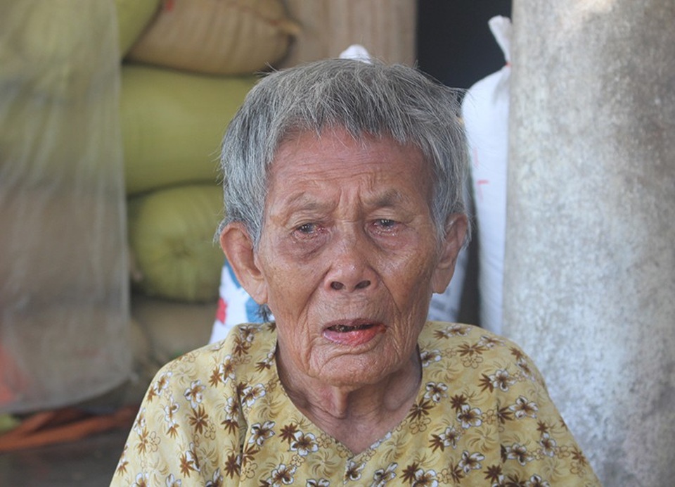 Nghi án tài xế cố tình cán chết nam sinh: Người nhà nạn nhân nói gì? - 3 Bà nội của nạn nhân vì thương cháu cứ khóc suốt ngày.
