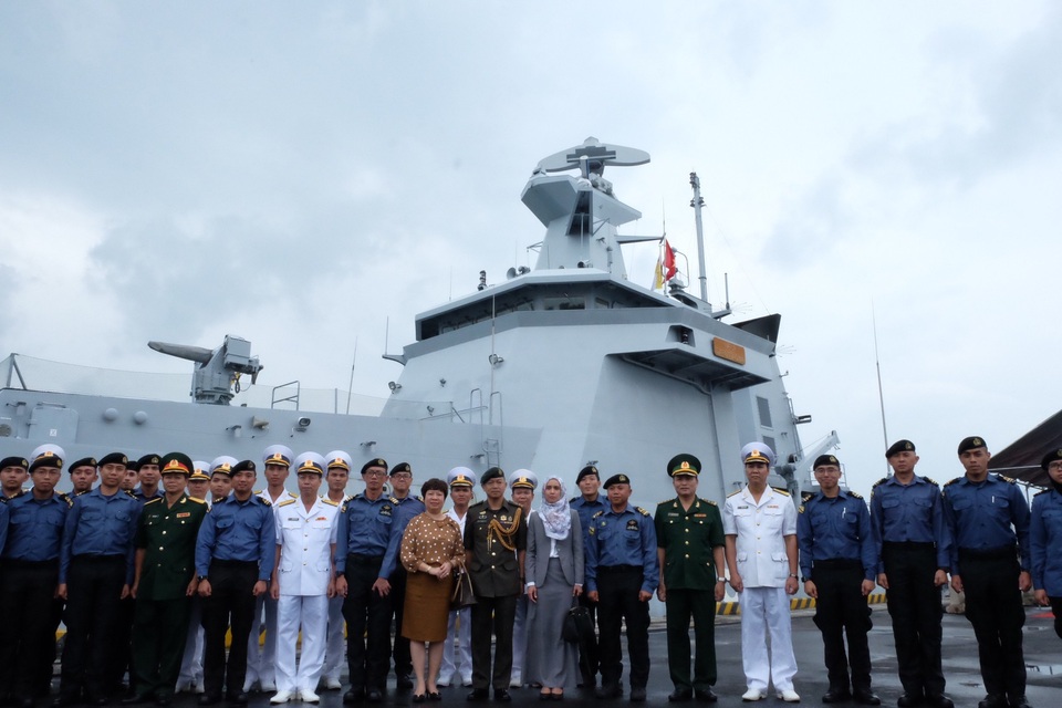 Tàu Hải quân Brunei thăm Đà Nẵng - 1 Lễ đón tàu Hải quân Brunei vừa cập cảng Tiên Sa, Đà Nẵng sáng 2/10
