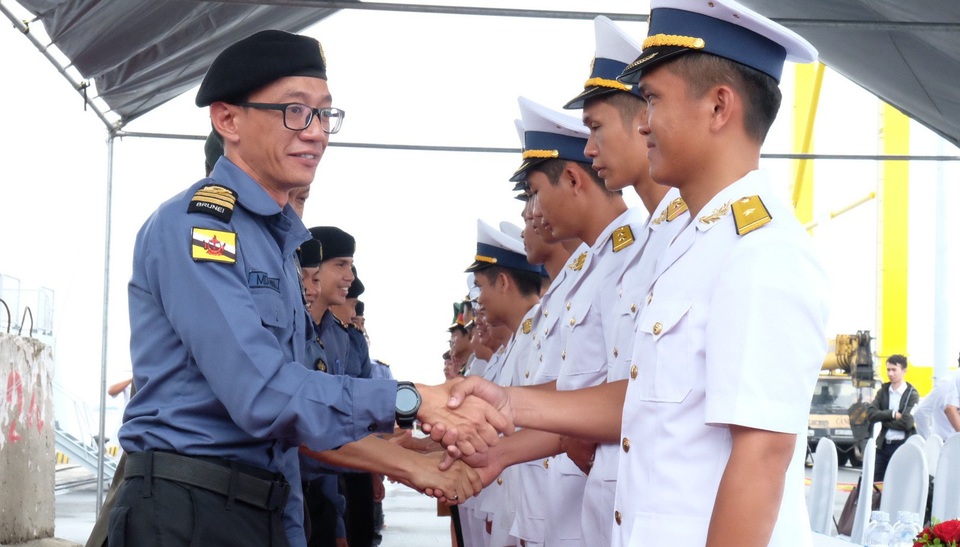 Tàu Hải quân Brunei thăm Đà Nẵng - 5 Sĩ quan Brunei và Việt Nam sẽ có các buổi trao đổi kinh nghiệm, giao lưu bóng đá trong thời gian tàu KDB Daruttaqwa đến thăm Đà Nẵng