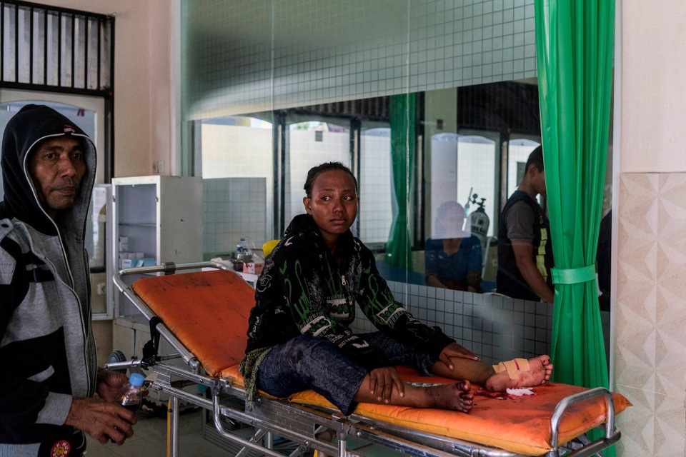 3 ngày sau thảm họa kép tại Indonesia: Khó khăn chồng chất - 1 Sarah Wati bị trúng đạn vào chân khi đứng xem đám đông phá cây rút tiền tự động (Ảnh: New York Times)