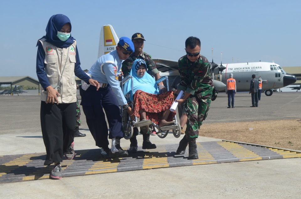 Người Indonesia tuyệt vọng sau thảm họa: “Không có gì ăn suốt 3 ngày” - 9 Tổng thống Joko Widodo đã kêu gọi sự giúp đỡ của cộng đồng quốc tế, trong đó những mặt hàng người dân Indonesia đang cần nhất là máy phát điện, thiết bị dọn dẹp đống đổ nát, lều bạt.