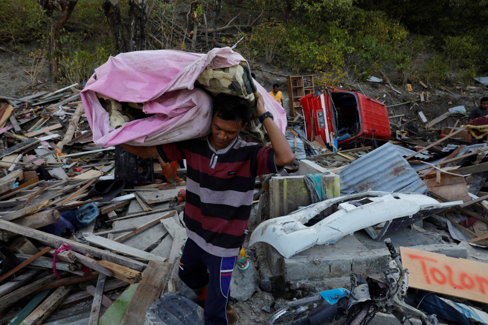 Người Indonesia tuyệt vọng sau thảm họa: “Không có gì ăn suốt 3 ngày” - 11 Những tấm biển được dựng lên khắp các con đường với nội dung: “Chúng tôi cần lương thực. Chúng tôi cần trợ giúp”.