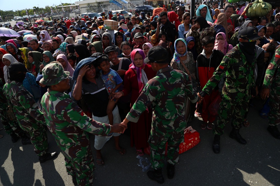 Người Indonesia tuyệt vọng sau thảm họa: “Không có gì ăn suốt 3 ngày” - 1 Khoảng 3.000 người Indonesia đã tập trung tại sân bay ở thành phố Palau để tìm cách lên máy bay quân sự hoặc một trong số các máy bay thương mại với sự trợ giúp của lực lượng cứu hộ và quân đội Indonesia.