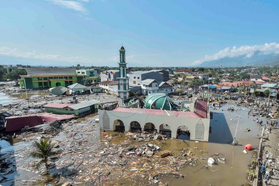 Nhân viên cứu hộ Indonesia: “Tôi bật khóc khi thấy thi thể cha và em gái” - 4 Một góc thành phố Palu (Ảnh: Reuters)