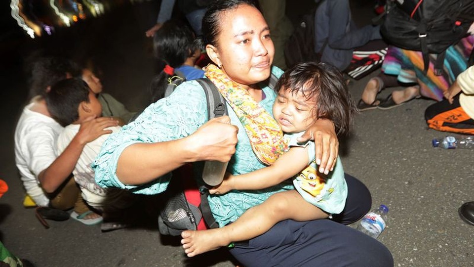 Người Indonesia tuyệt vọng sau thảm họa: “Không có gì ăn suốt 3 ngày” - 7 Gần 30.000 người đã bị mất nhà cửa ở Palu. Trong khi đó, các bệnh viện quá tải bệnh nhân sau thảm họa.