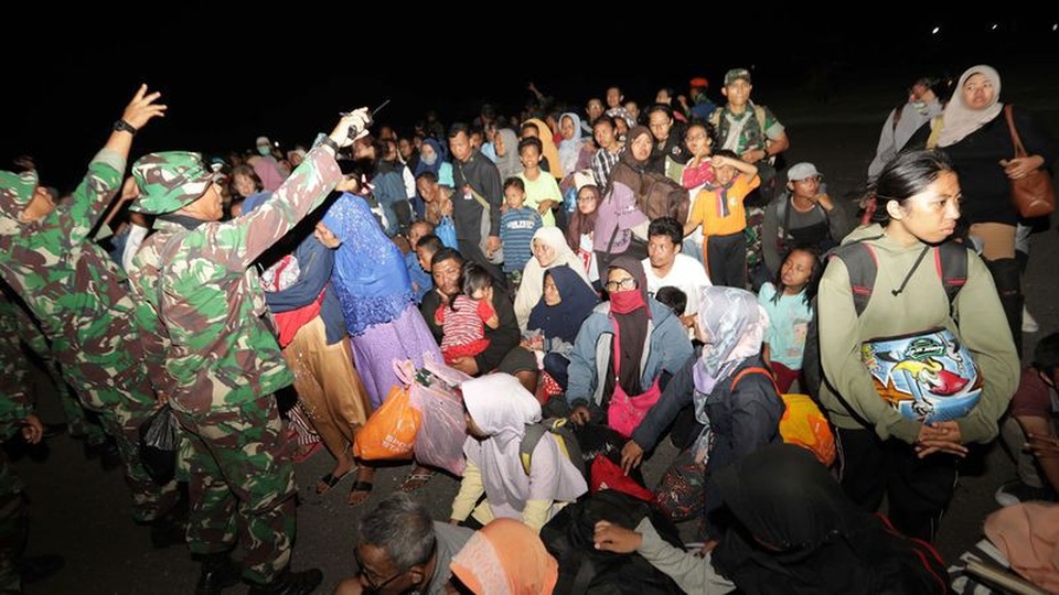 Người Indonesia tuyệt vọng sau thảm họa: “Không có gì ăn suốt 3 ngày” - 8 Không quân Indonesia cho biết máy bay quân sự Hercules có thể chở những người may mắn sống sót sau thảm họa rời thành phố Palu để tới thủ phủ Makassar ở Nam Sulawesi.