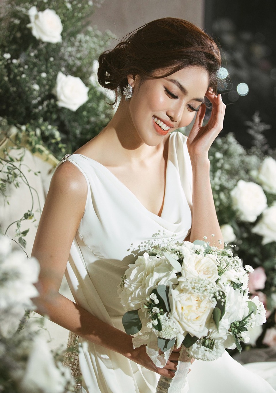 Lan Khuê cho biết, cô muốn thực hiện những chiếc váy cưới theo đúng ý của mình, theo đúng concept tiệc và đặc biệt là cô có thể theo dõi từng công đoạn, thử váy, sửa form ngay trên đúng nguyên mẫu... Do đó, việc lựa chọn những thương hiệu Việt là tiện lợi nhất.