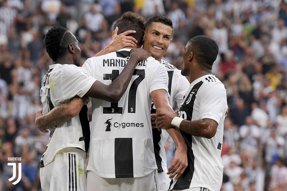 Ronaldo (thứ hai từ phải sang) “khai hỏa” ở Serie A bằng cú đúp ấn tượng hôm 16/9