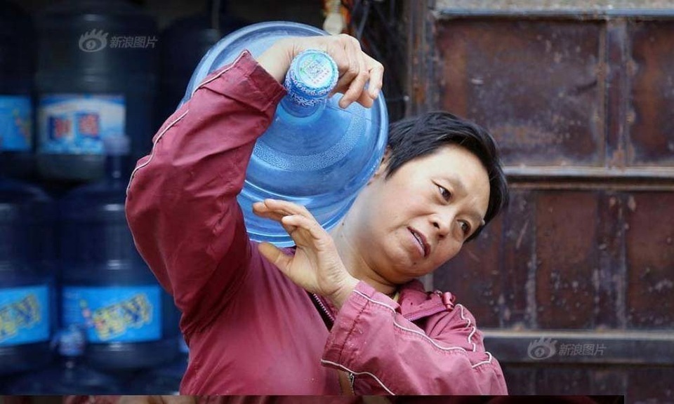 Người phụ nữ bê 70 bình nước mỗi ngày để mua nhà thành phố - 2 Nguồn: Sina