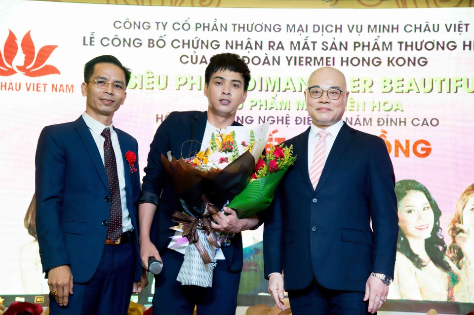 Ông Hoàng Khắc Toả - Chủ tịch tập đoàn Yiermei HongKong; Ông Cấn Tất Lâm - TGĐ Công ty CP Thương Mại dịch vụ Minh Châu Việt Nam tặng hoa cho CS Hồ Quang Hiếu